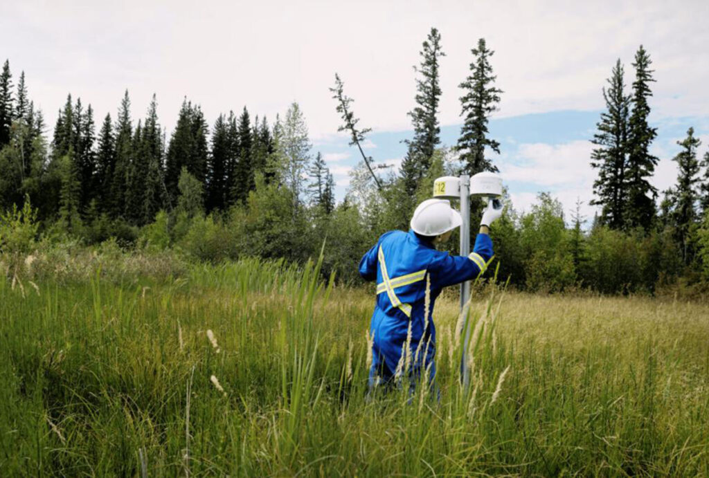 canada’s oil and gas sector maintains lead in environmental protection spending cenovus worker 1200x810