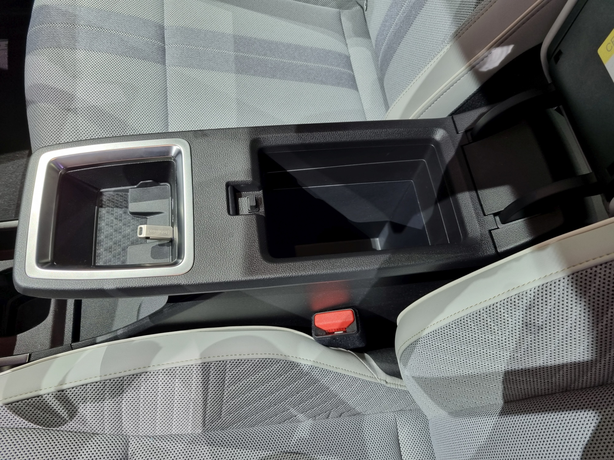 Renault Scenic center armrest storage