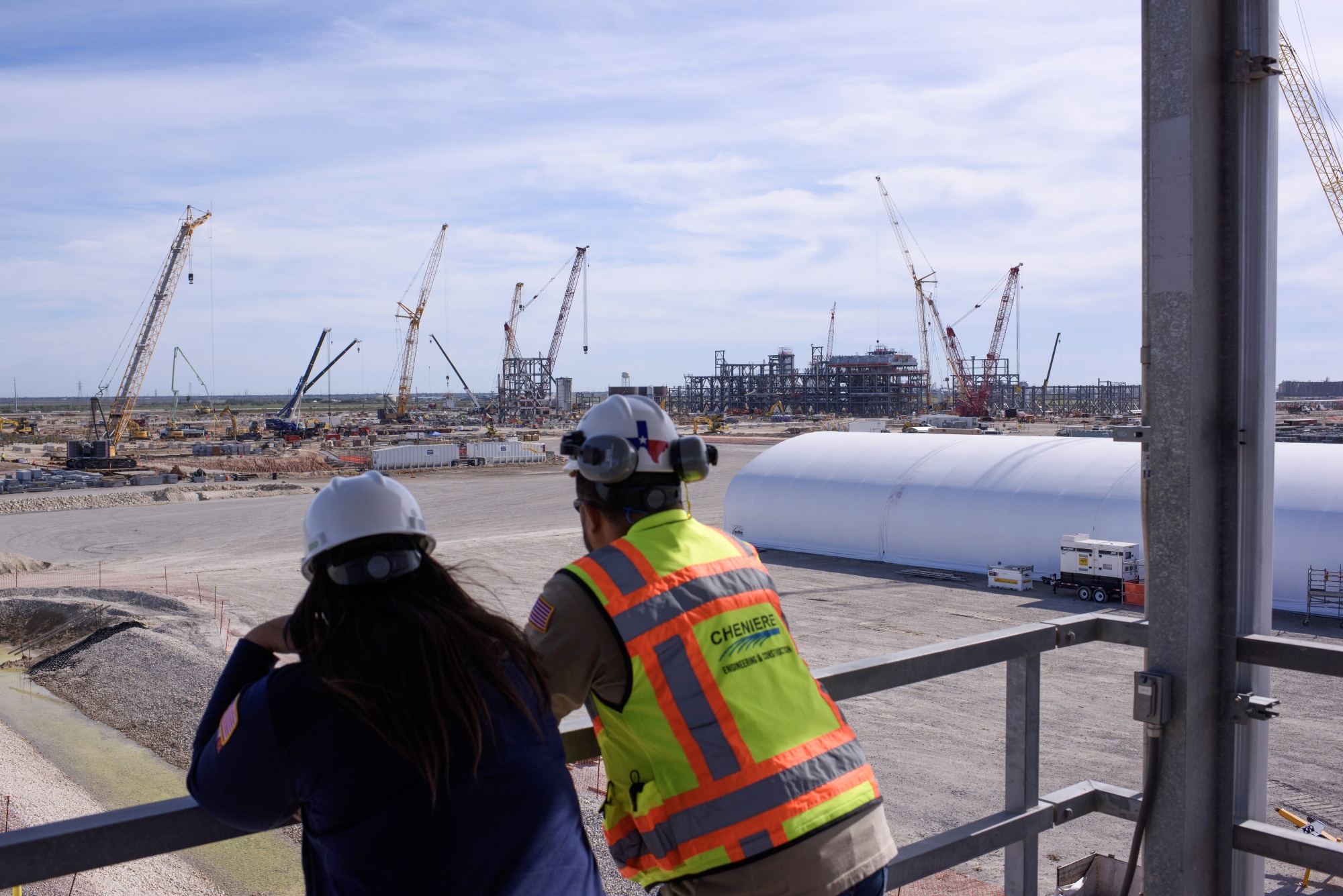 Employees look over&nbsp;an LNG&nbsp;facility&nbsp;under construction in Corpus Christi, Texas in December.&nbsp;